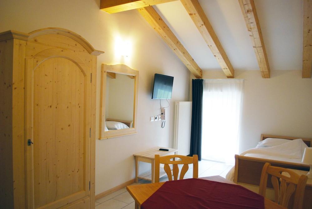 Hotel Elbele Garni Folgaria Bagian luar foto